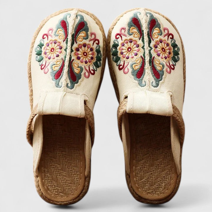 Clarize – Bestickte Sandalen