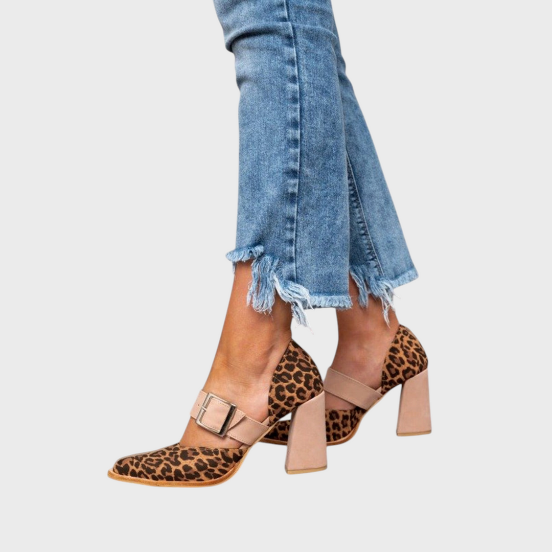 Sapatos de salto alto Liselotte Salzburg com padrão leopardo, biqueira pontiaguda, tira com fivela e salto bloco bege.