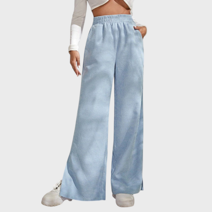 Calças largas Liselotte Salzburg Nahla em tecido canelado azul claro com cintura elástica e bolsos laterais.