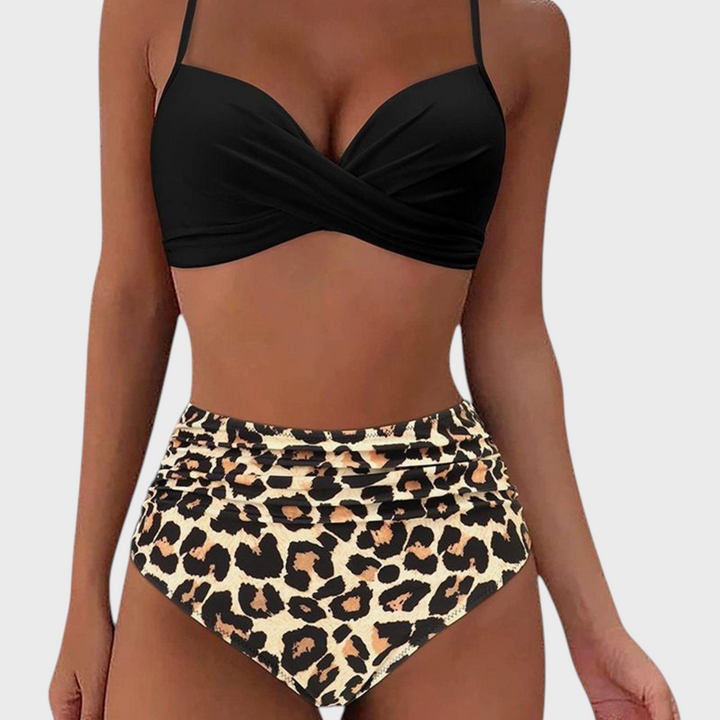 Biquíni Liselotte Salzburg Douglas com top preto cruzado e cueca de cintura subida com padrão de leopardo