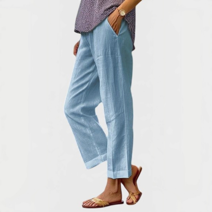 Calças elegantes Liselotte Salzburg Elaine em azul claro, corte reto e solto com bolsos laterais e acabamento refinado.