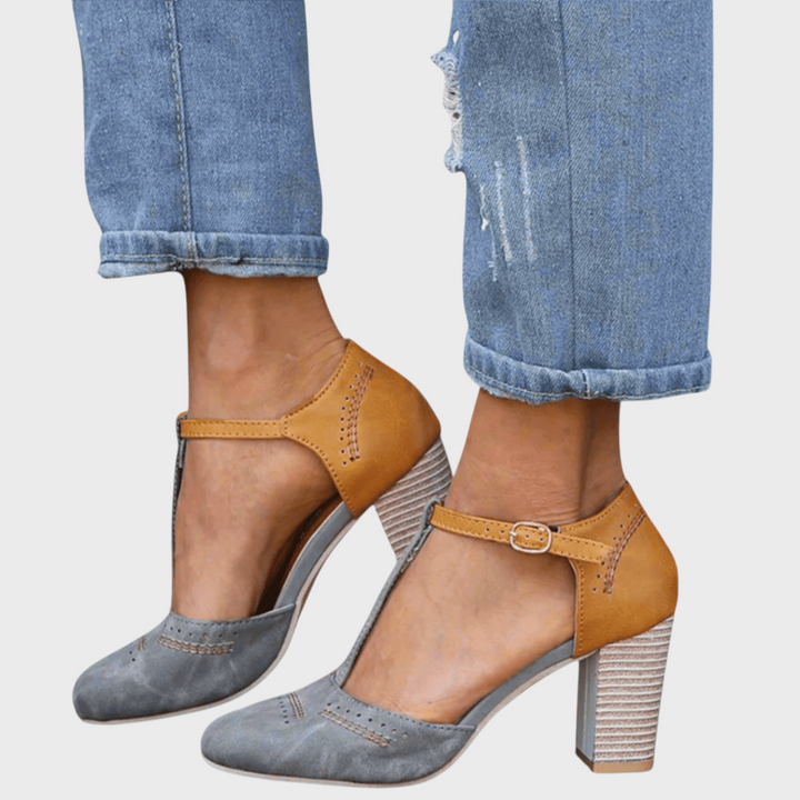 Sapatos de salto alto Liselotte Salzburg Eleni em tons de cinzento e castanho com design t-strap e detalhes perfurados