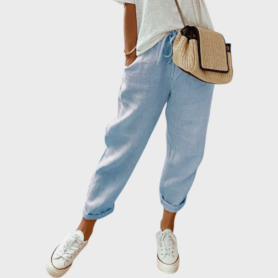 Calças Liselotte Salzburg azul-claro de corte largo com cintura elástica, bolsos laterais e bainhas dobradas.