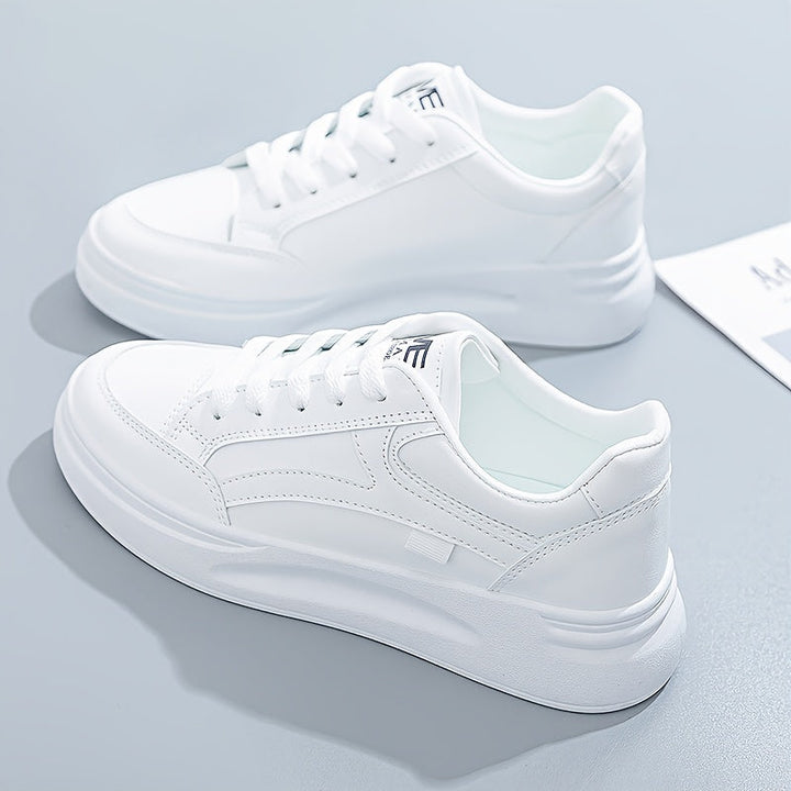 Schicke weiße Sneaker mit leichtem Tragekomfort