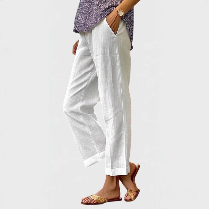 Calças brancas Liselotte Salzburg Elaine com corte reto e bolsos laterais, ideais para um visual elegante e casual.