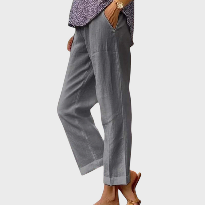 Calças casuais cinzentas Liselotte Salzburg em mistura de linho com corte reto, cintura média e bolsos funcionais.
