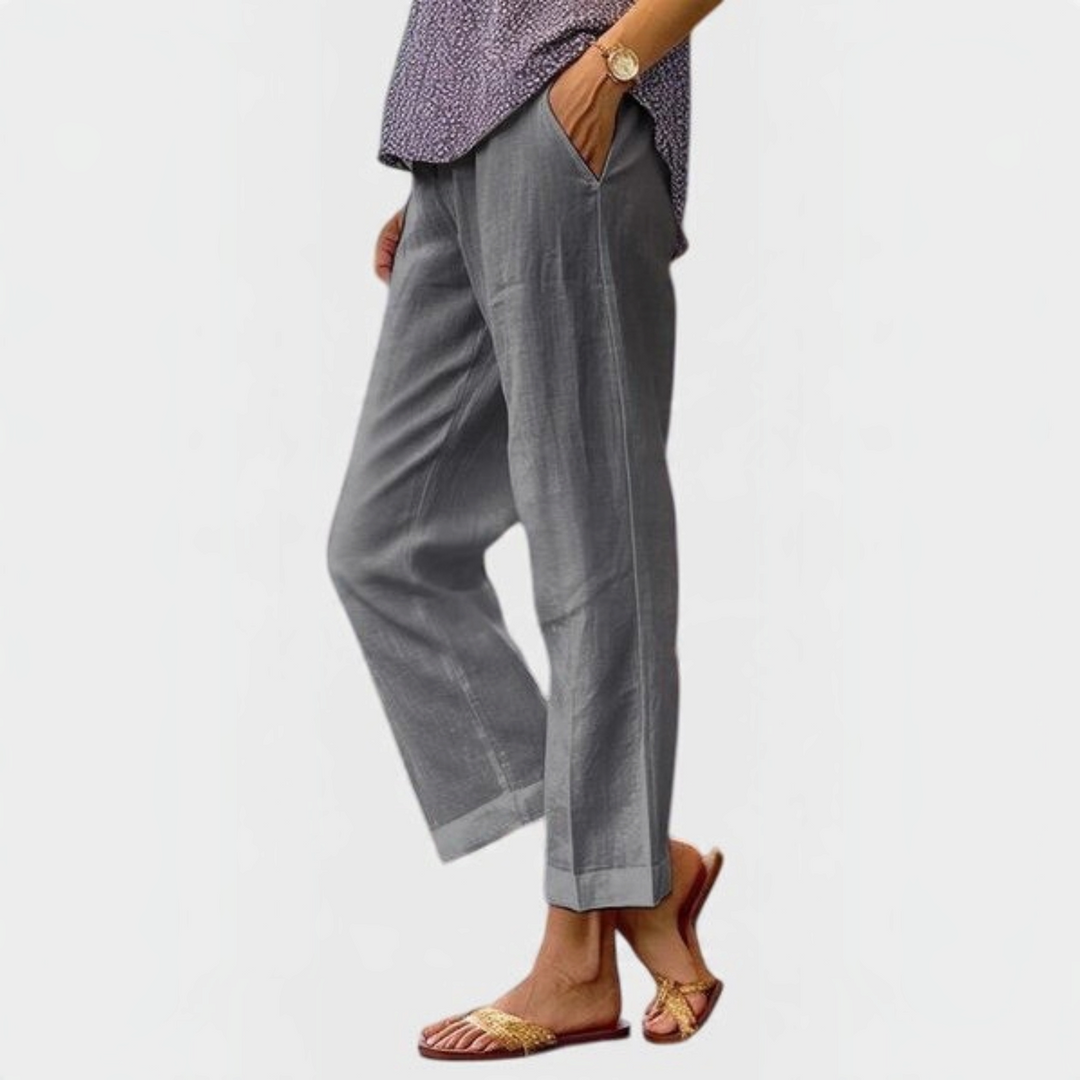 Calças cinzentas Liselotte Salzburg Elaine com corte reto e bolsos laterais, ideais para um look elegante e casual.