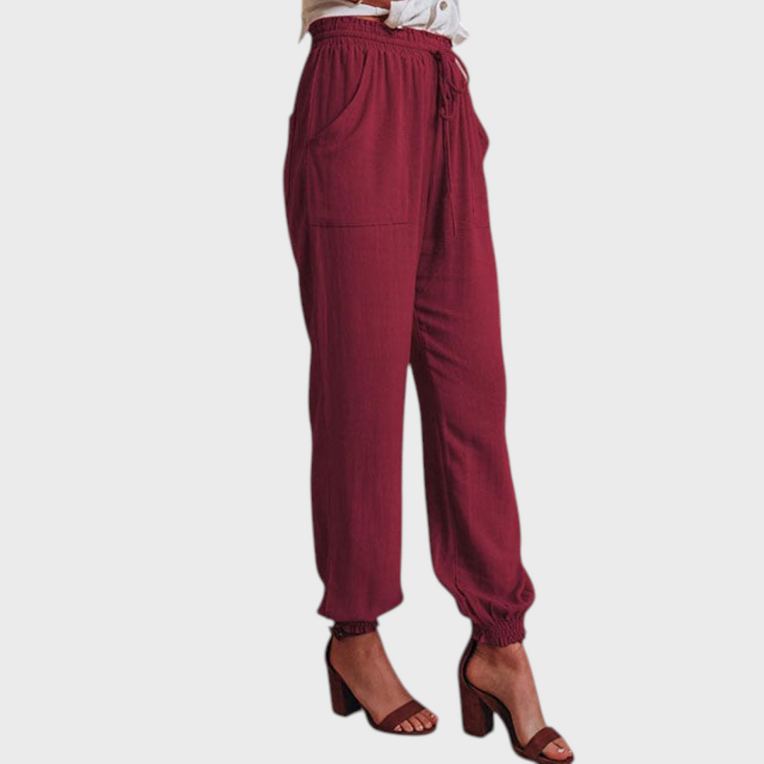 Calças de jogging Liselotte Salzburg Kaeli em vermelho escuro, com cintura subida, cordão ajustável e bainhas elásticas.