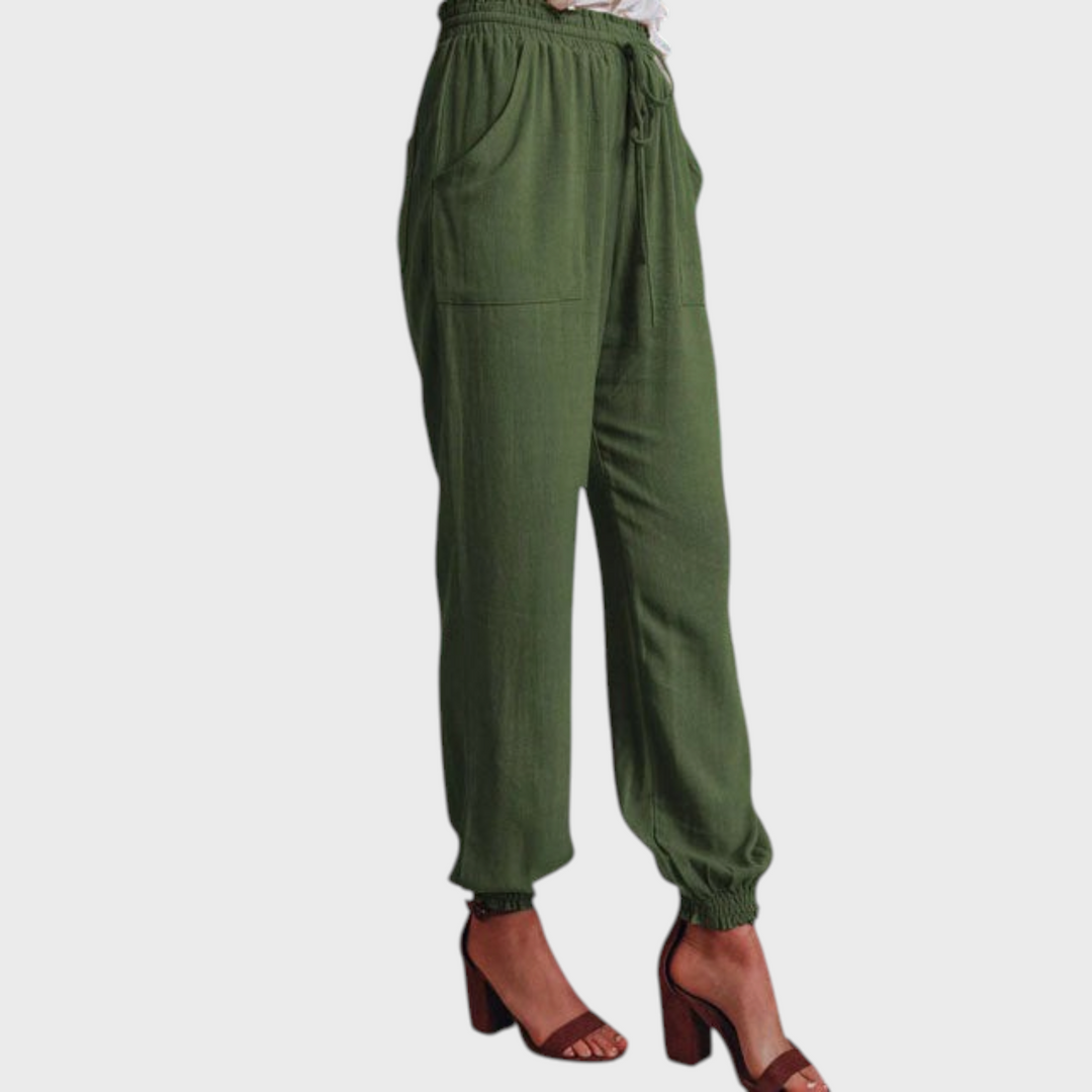 Calças de jogging Liselotte Salzburg em verde sálvia, com cintura subida, cordão ajustável e bainhas elásticas.