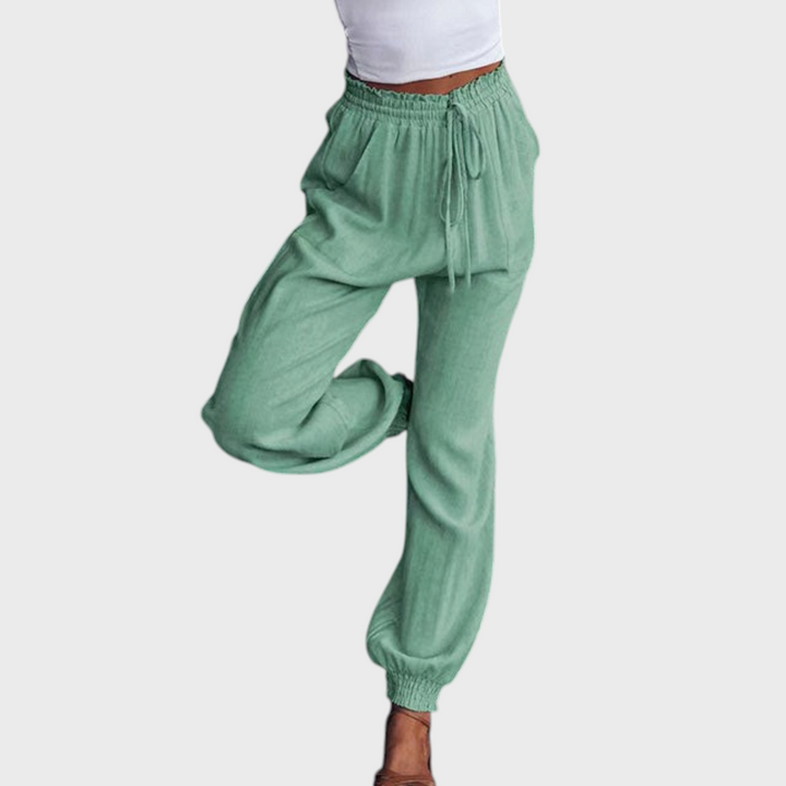 Calças de jogging Liselotte Salzburg Kaeli em verde sálvia com cintura subida, cordão ajustável e bainhas elásticas.