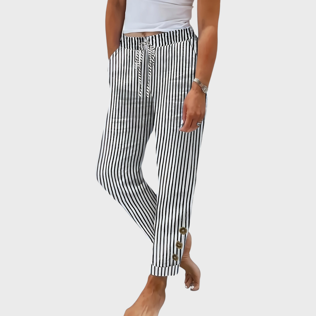 Calças às riscas Liselotte Salzburg com cordão na cintura e detalhes de botões na bainha, estilo casual e elegante.