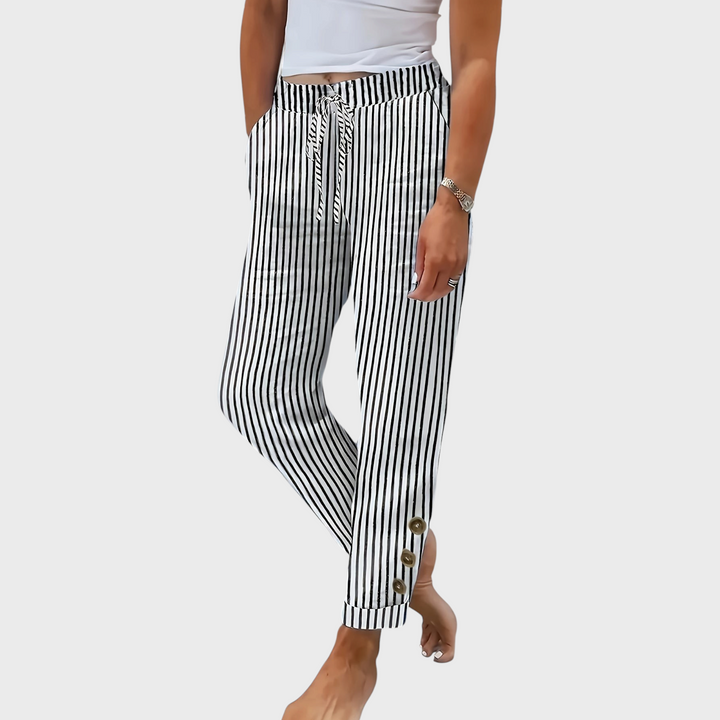 Calças às riscas Liselotte Salzburg com cordão na cintura e detalhes de botões na bainha, estilo casual e elegante.