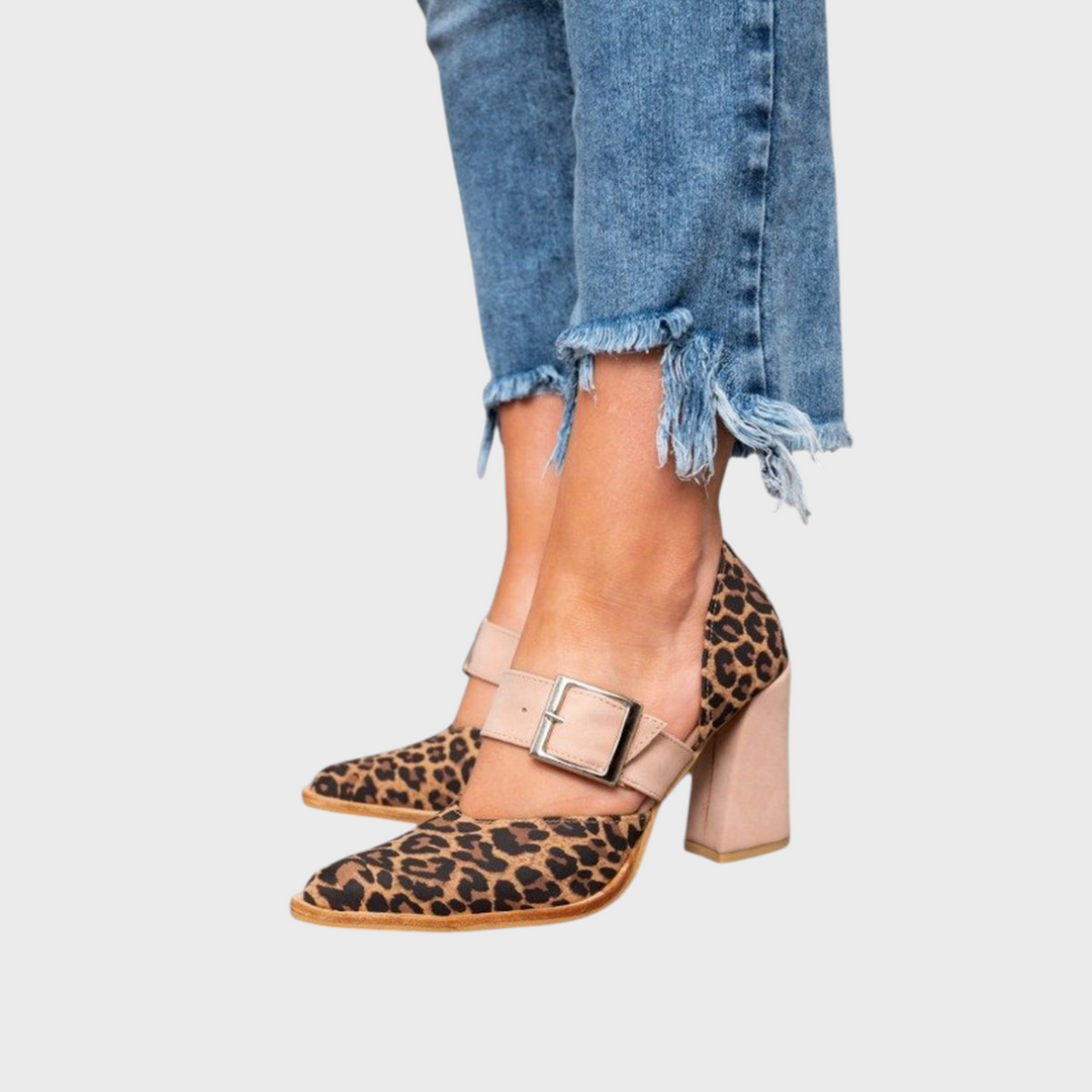 Sapatos de salto alto Liselotte Salzburg Luvia com padrão leopardo, tira bege com fivela e salto bloco robusto.