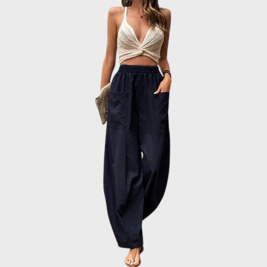 Calças largas Liselotte Salzburg azul-marinho com cintura elástica, bolsos grandes e corte fluido estilo boho.