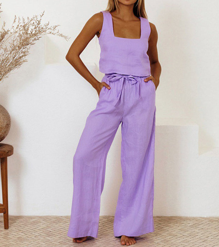 Megan – Minimalistisches Top und ausgestellte Hose