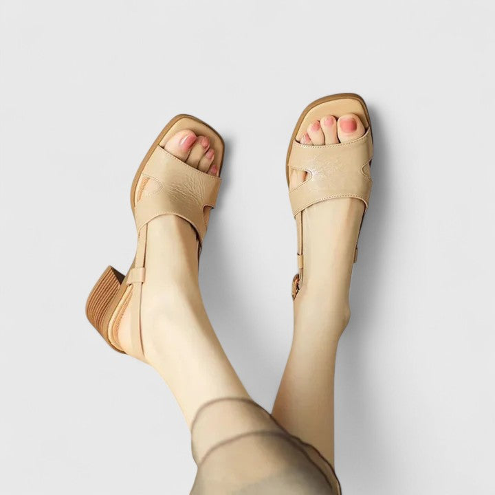 Georgie – Helle Sandalen mit Blockabsatz
