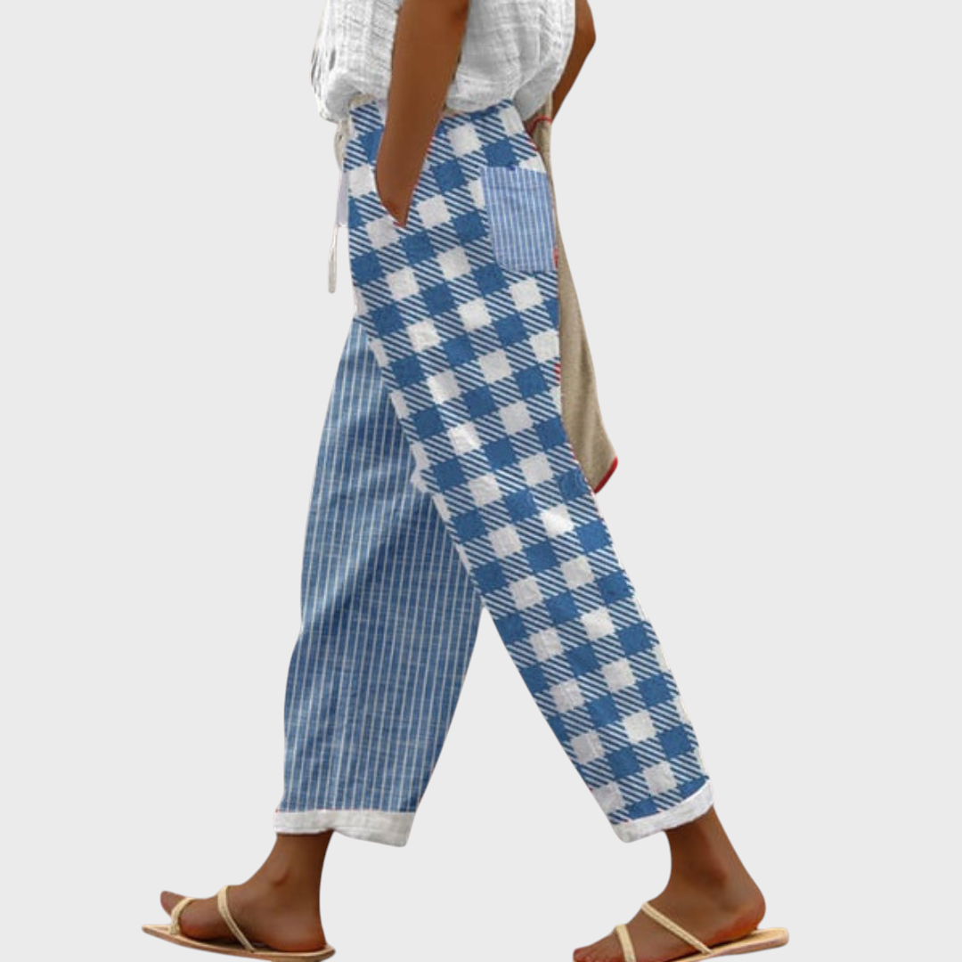 Calças Liselotte Salzburg casuais com padrão xadrez e riscas em tons de azul e branco, corte largo e bolsos profundos.
