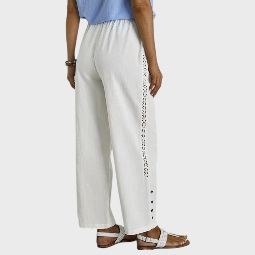 Liselotte Salzburg calças brancas casuais com detalhes de botões e acabamento em renda lateral, estilo elegante.