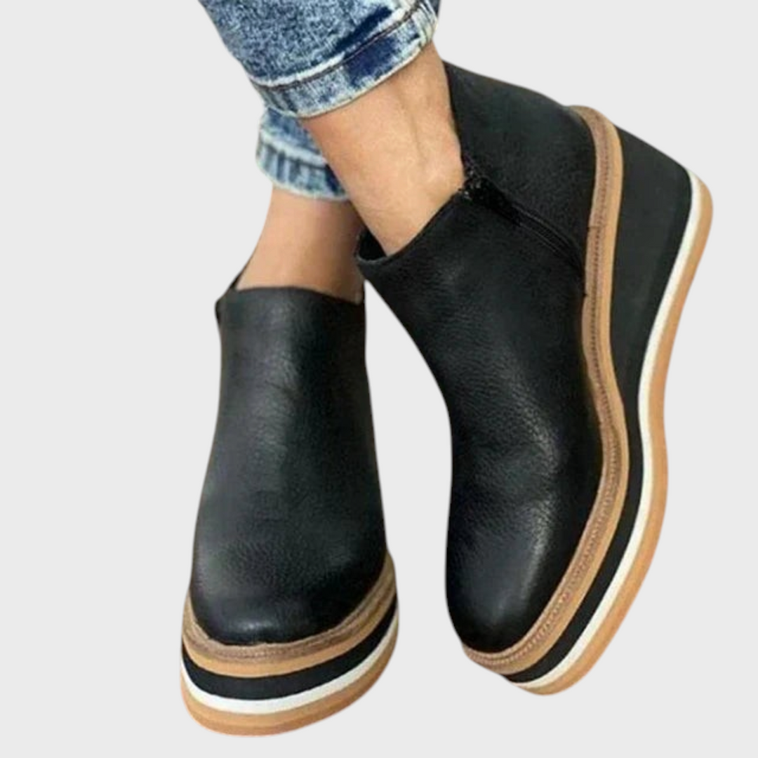 Botins pretos Liselotte Salzburg com sola plataforma em camadas e fecho lateral, estilo casual e elegante