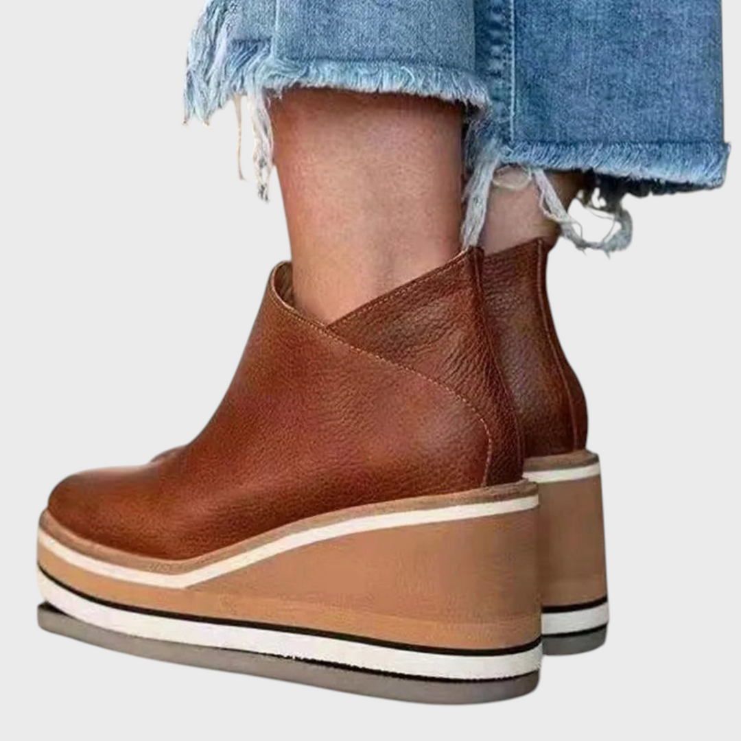 Stiefeletten Cara de Liselotte Salzburg em pele castanha com sola plataforma em cunha e design minimalista.