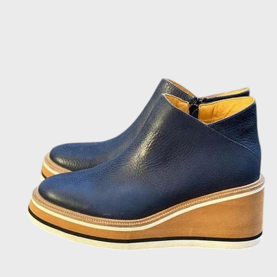 Botins Cara da Liselotte Salzburg em pele azul-escura com sola plataforma em cunha de madeira e detalhe de fecho