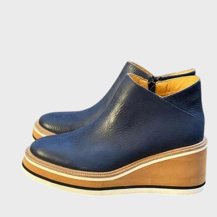 Botins Cara da Liselotte Salzburg em pele azul-escura com sola plataforma em cunha de madeira e detalhe de fecho