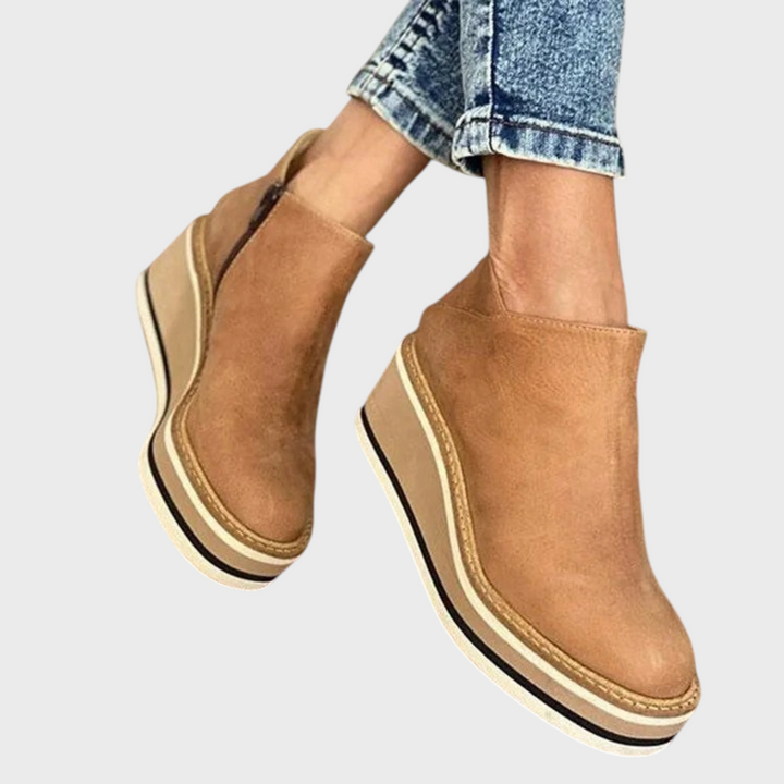 Stiefeletten Cara von Liselotte Salzburg in Beige mit Keilabsatz und seitlichem Reißverschluss