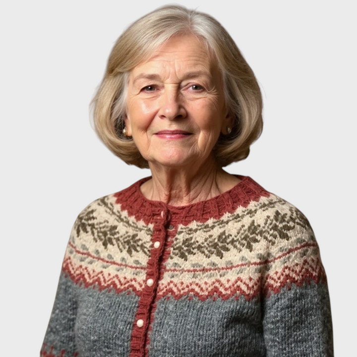 Mulher madura a usar a cardigan vintage Liselotte Salzburg com padrão alpino em tons de cinzento, bege e vermelho.