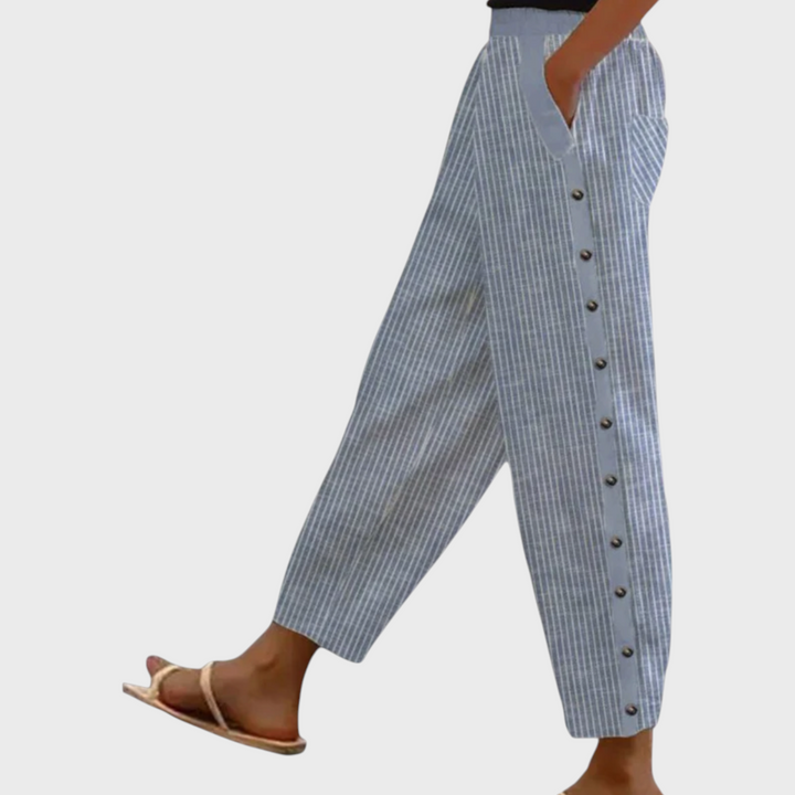 Calças às riscas Liselotte Salzburg com botões laterais decorativos, feitas de bambu e cânhamo, estilo casual.