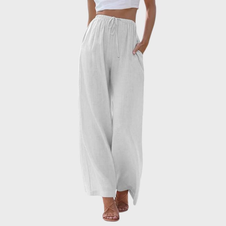 Calças largas brancas Liselotte Salzburg com cintura ajustável e bolsos, ideais para um look de verão elegante.