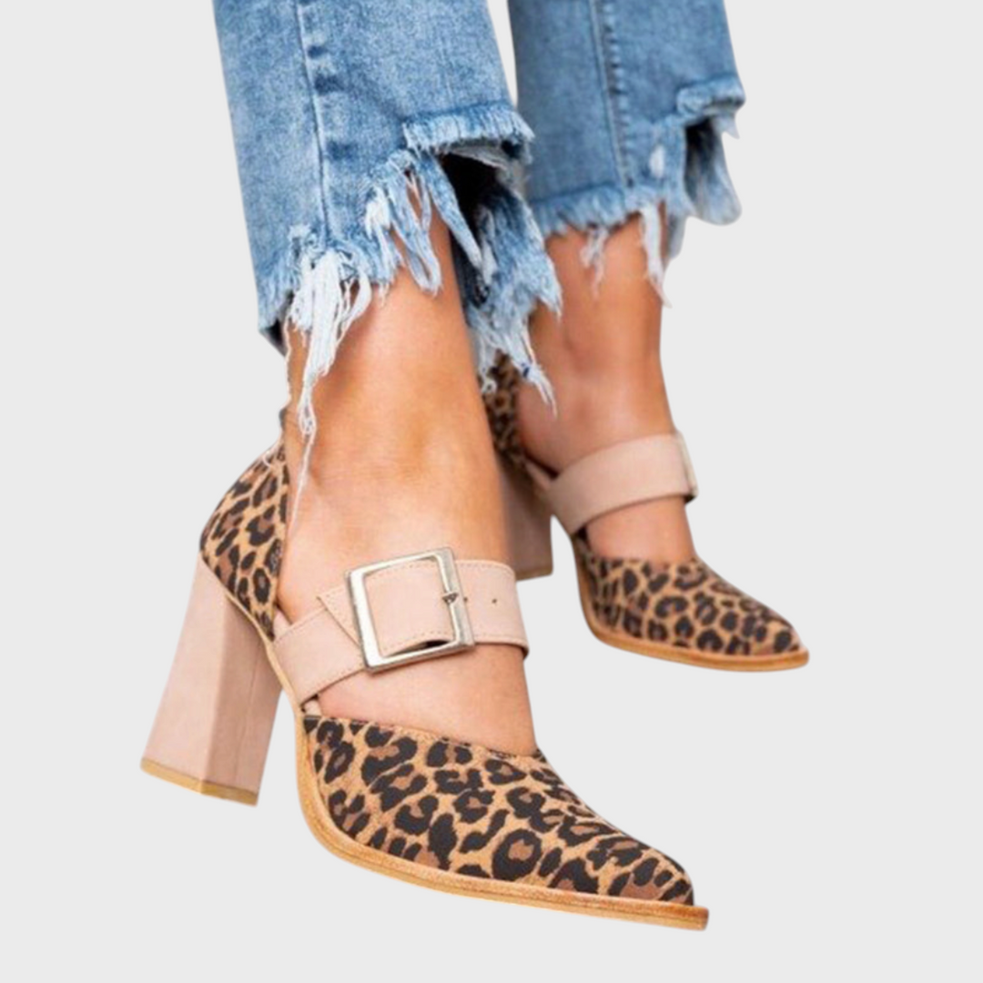 Sapatos de salto alto Liselotte Salzburg Luvia com padrão leopardo, biqueira pontiaguda e fivela bege elegante.