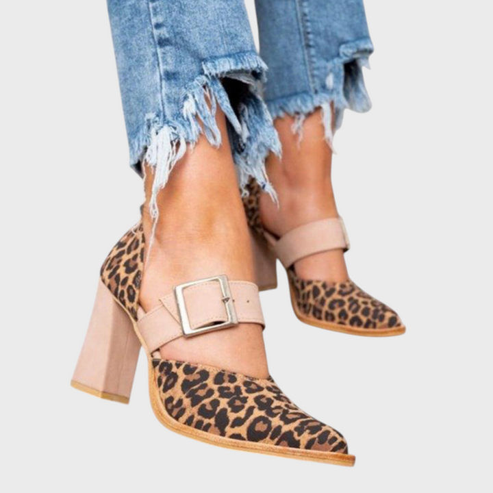 Sapatos de salto alto Liselotte Salzburg Luvia com padrão leopardo, biqueira pontiaguda e fivela bege elegante.