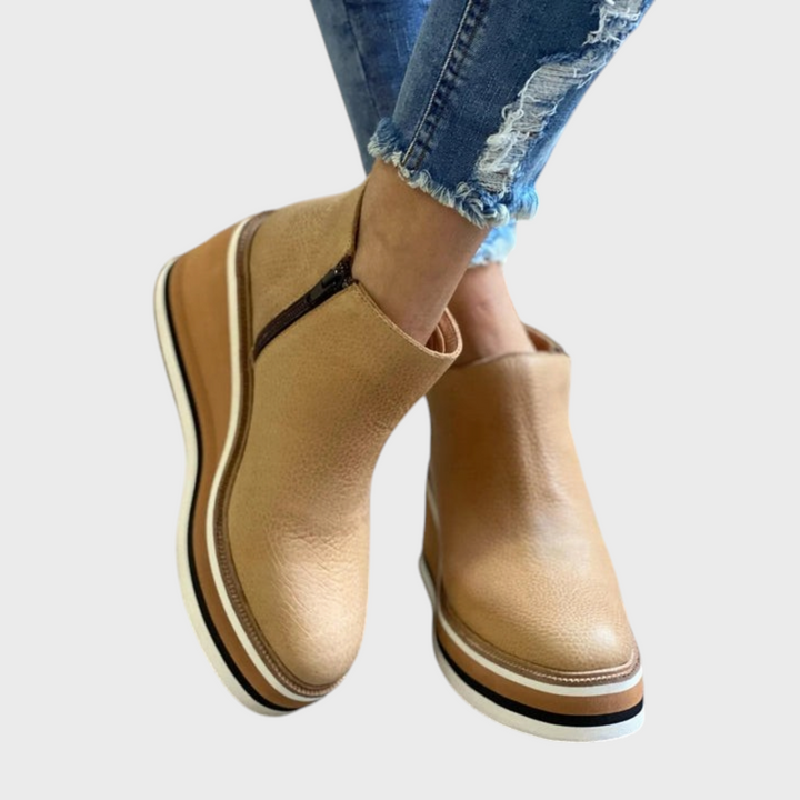 Stiefeletten Cara de Liselotte Salzburg em pele bege com sola plataforma listrada e fecho lateral