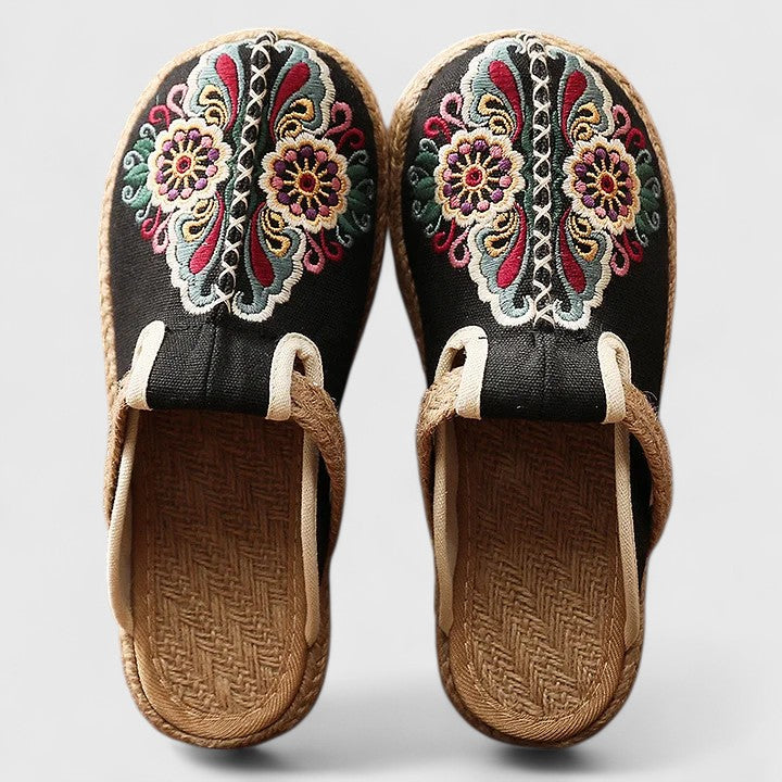 Clarize – Bestickte Sandalen