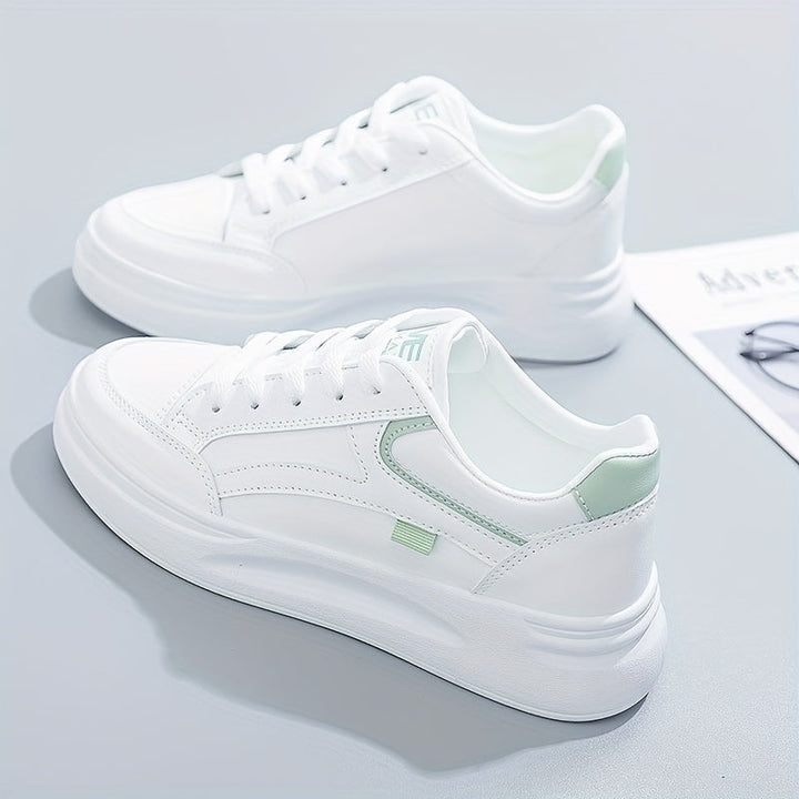 Schicke weiße Sneaker mit leichtem Tragekomfort