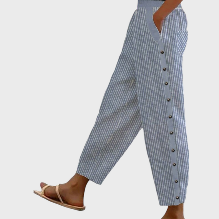 Calças às riscas Liselotte Salzburg com botões laterais decorativos, feitas de bambu e cânhamo, estilo casual.