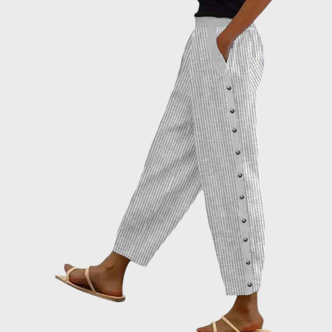 Calças às riscas Liselotte Salzburg com botões laterais decorativos, feitas de bambu e cânhamo, estilo casual.