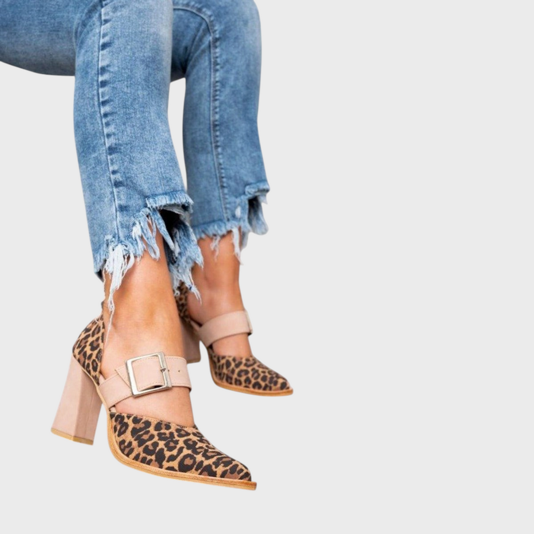 Sapatos de salto alto Liselotte Salzburg com padrão leopardo, biqueira pontiaguda e tira com fivela bege.
