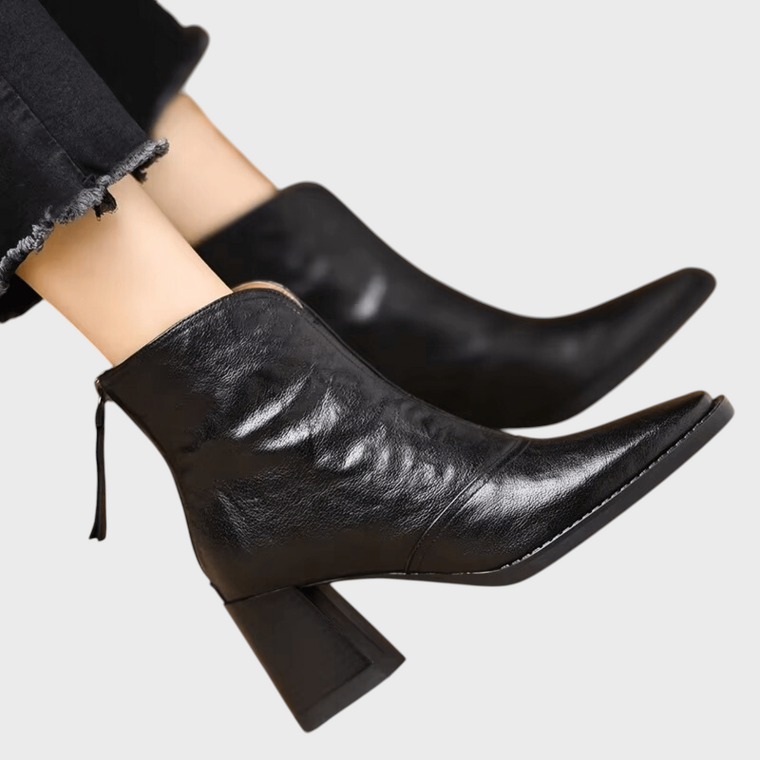 Stiefeletten Claudia von Liselotte Salzburg aus schwarzem Leder mit mittelhohem, stabilem Absatz und Reißverschluss.