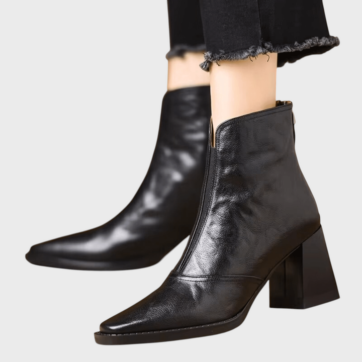 Stiefeletten Claudia von Liselotte Salzburg aus schwarzem Leder mit mittelhohem, stabilem Absatz und Reißverschluss.