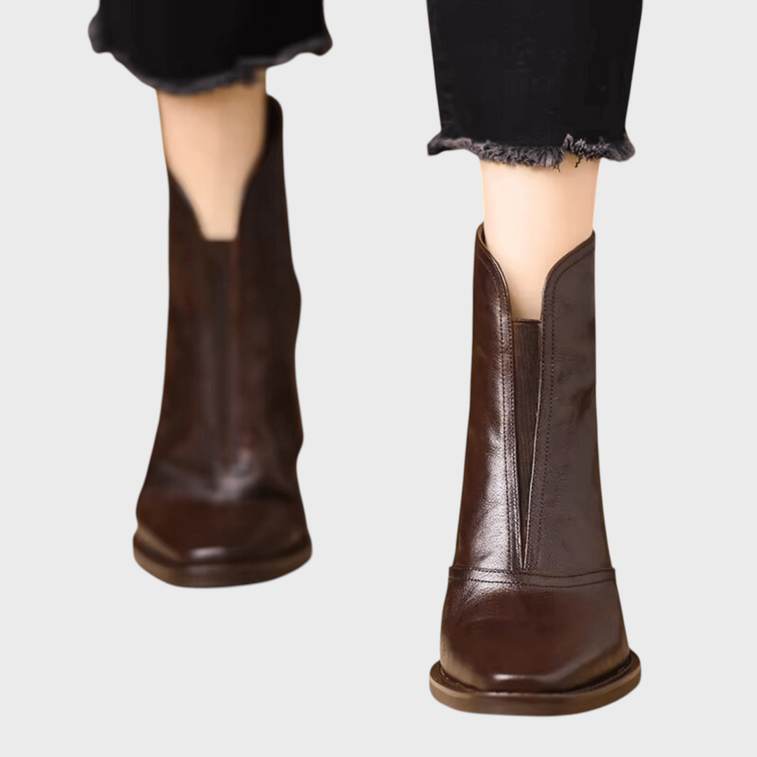 Stiefeletten Claudia von Liselotte Salzburg aus braunem Leder mit mittelhohem Absatz und eleganter Silhouette