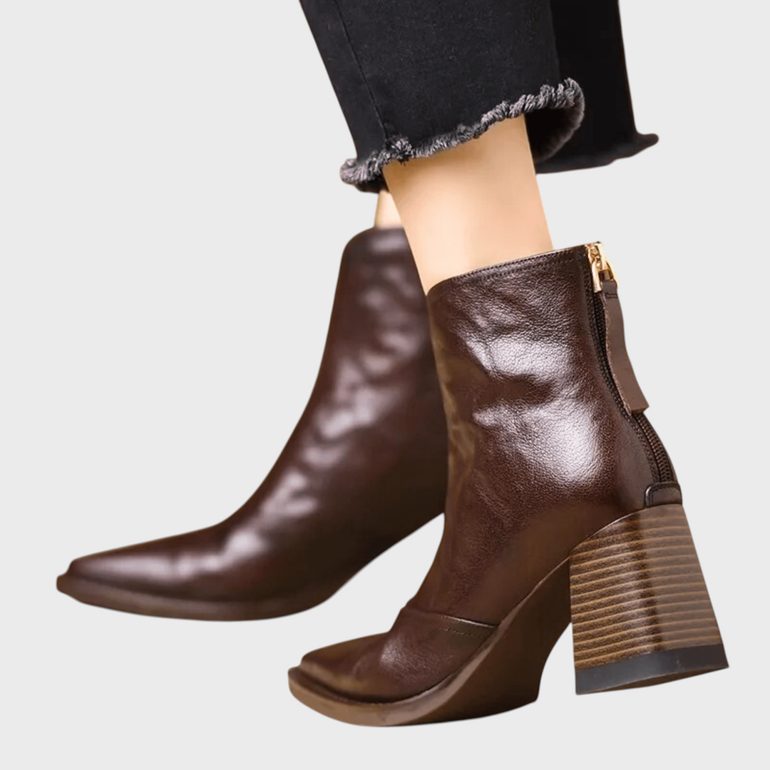 Stiefeletten Claudia von Liselotte Salzburg aus braunem Leder mit mittelhohem, skulpturalem Absatz und Reißverschluss.