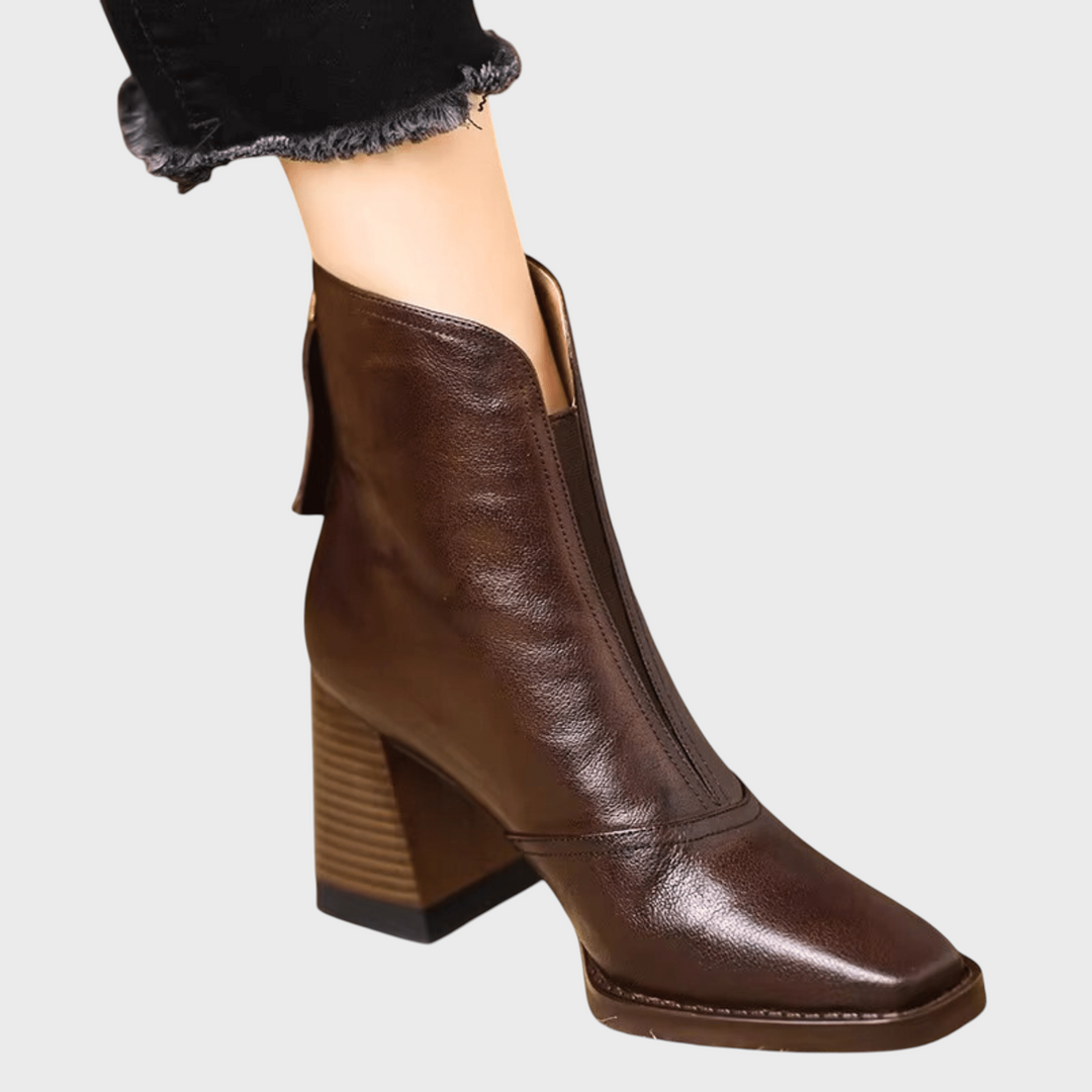 Stiefeletten Claudia von Liselotte Salzburg aus braunem Leder mit stabilem, skulpturalem Absatz und Reißverschluss.