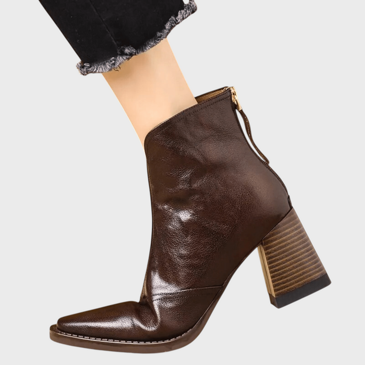 Stiefeletten Claudia von Liselotte Salzburg aus braunem Leder mit mittelhohem, skulpturalem Absatz und Reißverschluss.