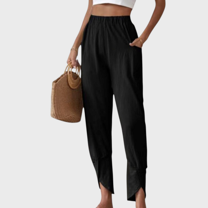 Calças pretas Liselotte Salzburg com bainha com racha, cintura elástica e tecido texturizado, estilo casual elegante.